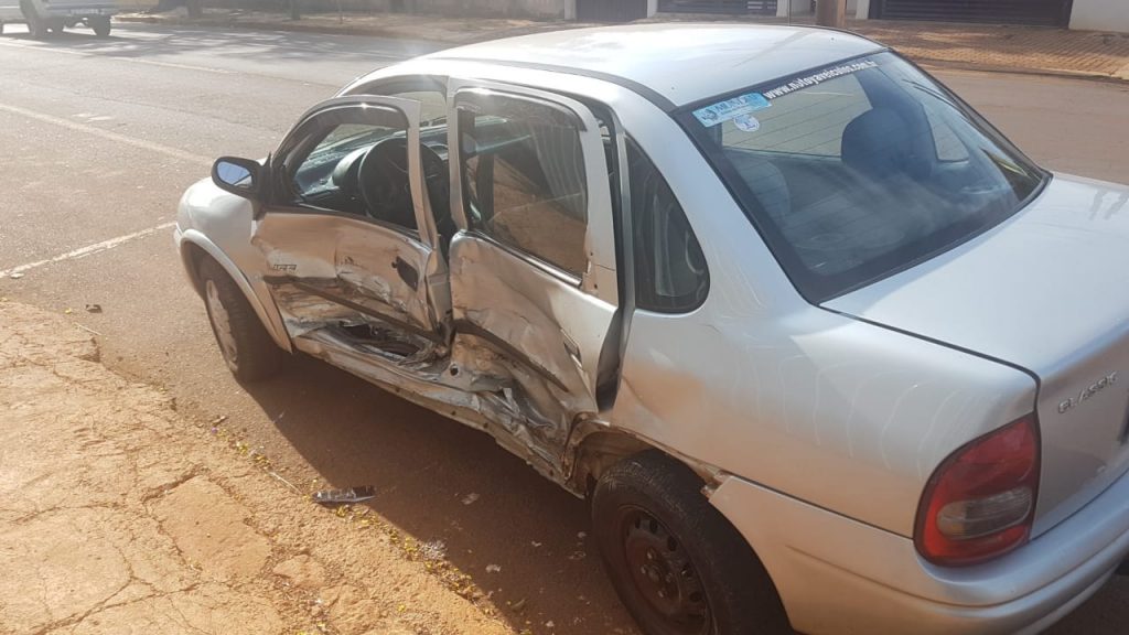 Corsa tem a lateral destruída após atingir Onix na Rua Rio Grande do Sul, no Centro Corsa tem a lateral destruída após atingir Onix na Rua Rio Grande do Sul, no Centro