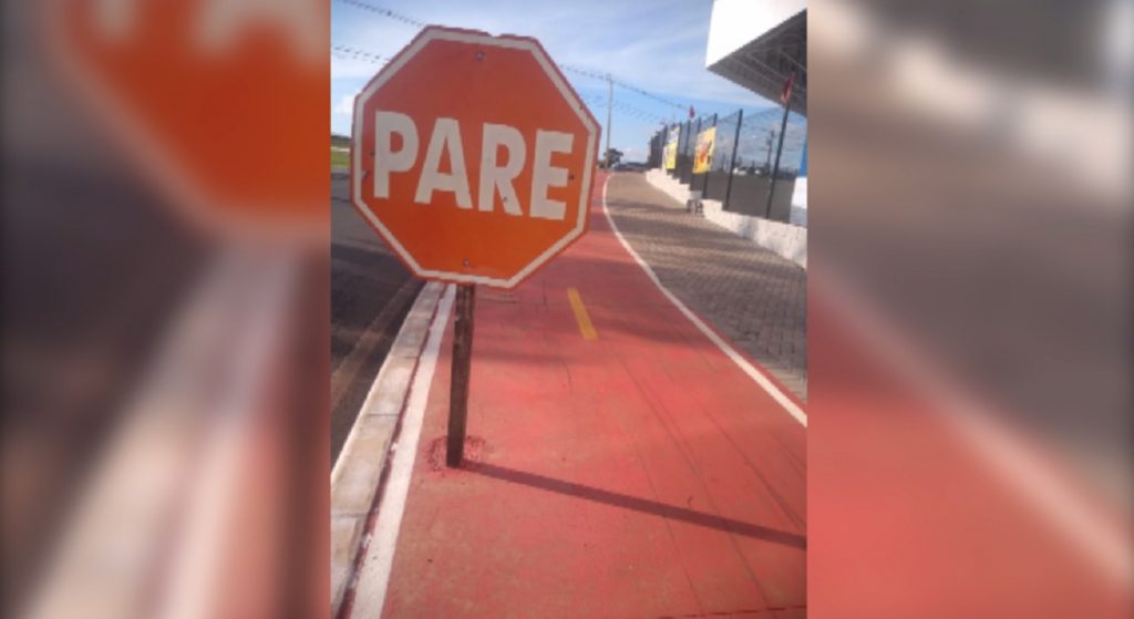 Placa de Pare na ciclovia da Avenida Tito Muffato gera reclamação de ciclistas Placa de Pare na ciclovia da Avenida Tito Muffato gera reclamação de ciclistas