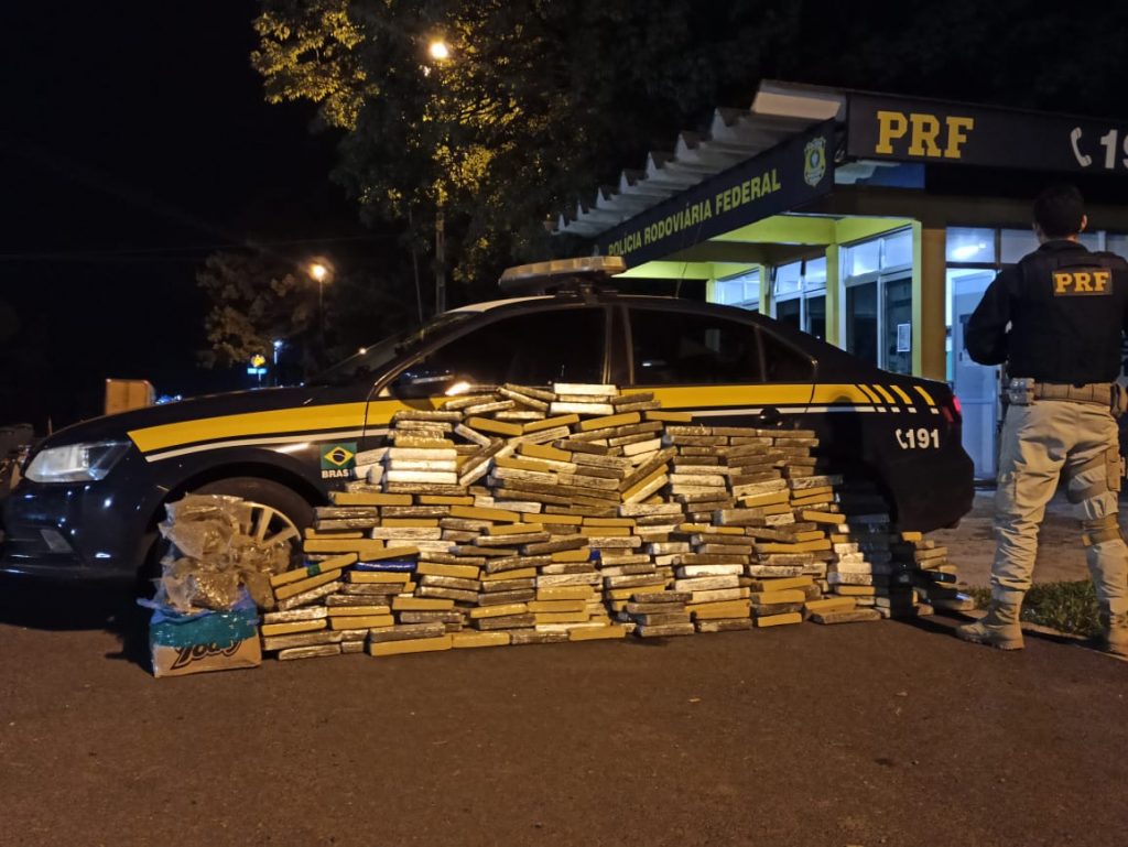 PRF apreende 344 quilos de maconha e mais 10 quilos de ‘skank’ em Nova Laranjeiras; vídeo registra abordagem PRF apreende 344 quilos de maconha e mais 10 quilos de ‘skank’ em Nova Laranjeiras; vídeo registra abordagem