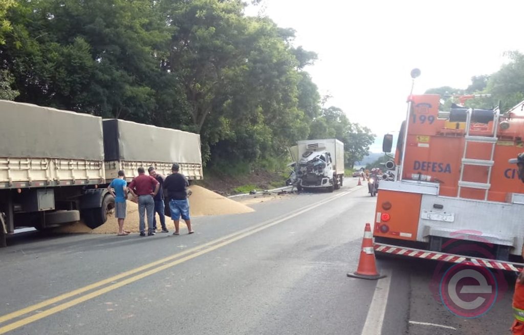Caminhões se envolvem em acidente na BR-373, em Candói Caminhões se envolvem em acidente na BR-373, em Candói
