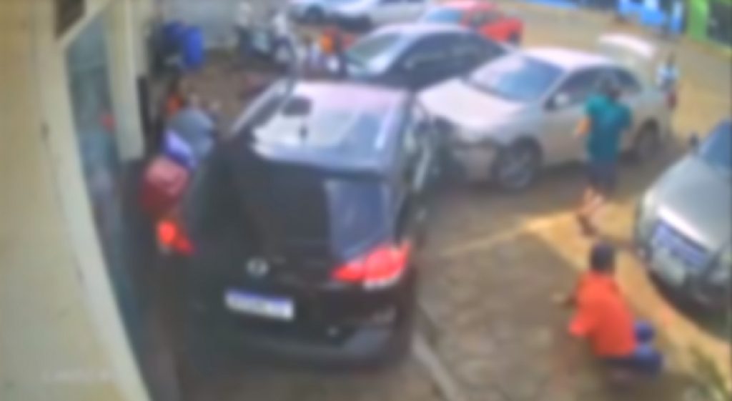 Impressionante! Câmera registra atropelamento que terminou com vítima fatal em Cantagalo Impressionante! Câmera registra atropelamento que terminou com vítima fatal em Cantagalo