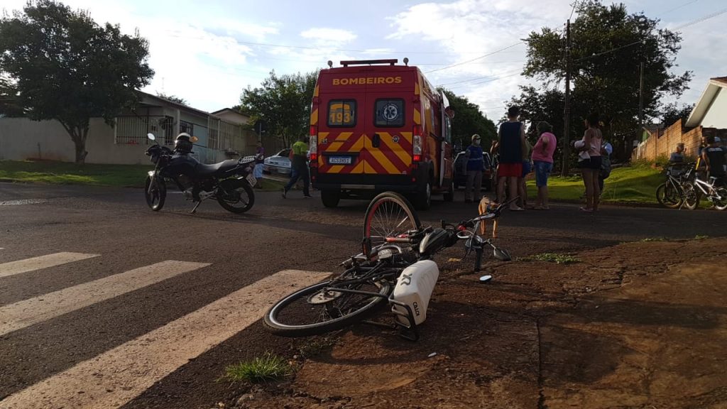 Moto e bicicleta batem em cruzamento no Brasmadeira; socorristas e médico do Siate foram mobilizados Moto e bicicleta batem em cruzamento no Brasmadeira; socorristas e médico do Siate foram mobilizados