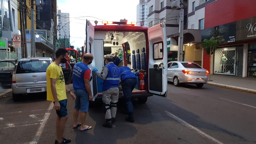 Mulher de 58 anos fica ferida ao ser atropelada na Rua Paraná, esquina com Afonso Pena