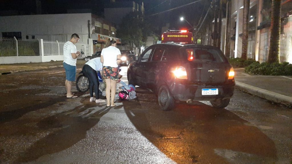 Mulher de 39 anos fica ferida em acidente na esquina das ruas Paraná e Treze de Maio