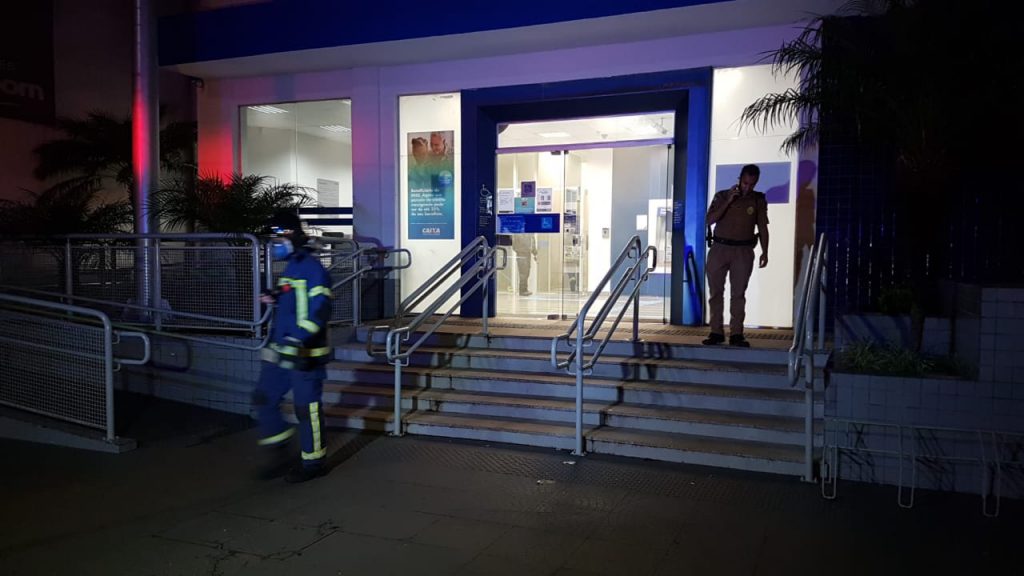 Pela segunda vez no dia, fumaça em agência bancária mobiliza bombeiros, desta vez à Caixa