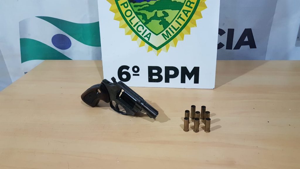 PM apreende revólver e leva casal que disparou oito vezes por ‘diversão’, no Bairro Universitário