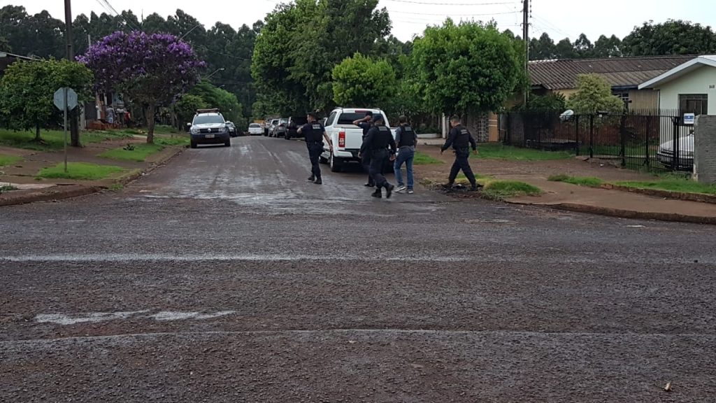 Equipes seguem em buscas por celular e arma levados por assaltantes em casa de guarda municipal