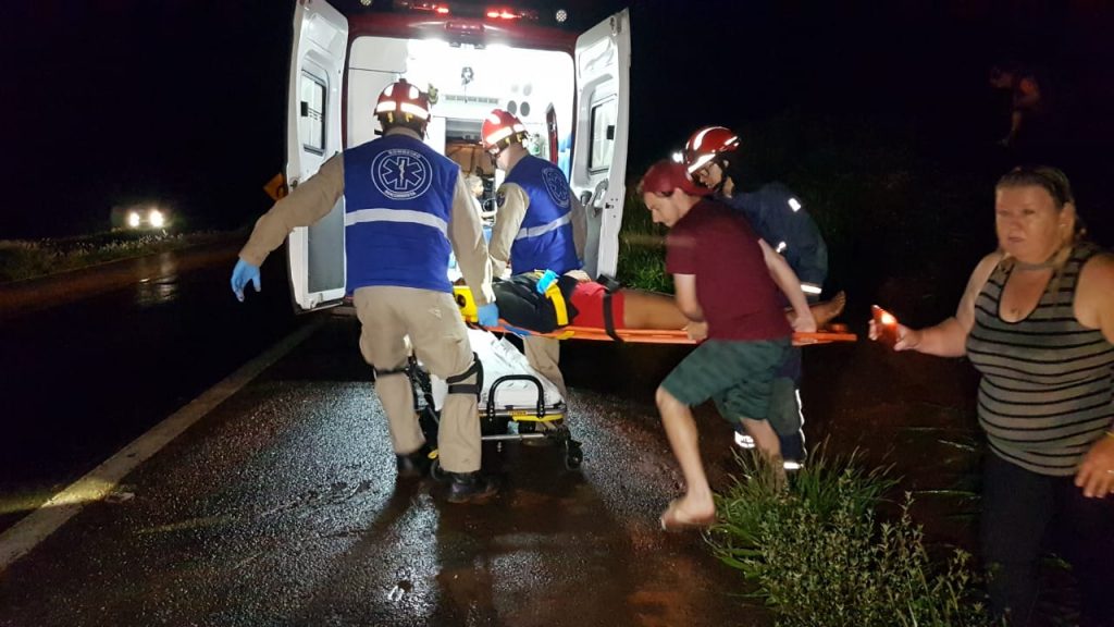 Casal e criança ficam feridos em capotamento de automóvel na BR-467, em Cascavel