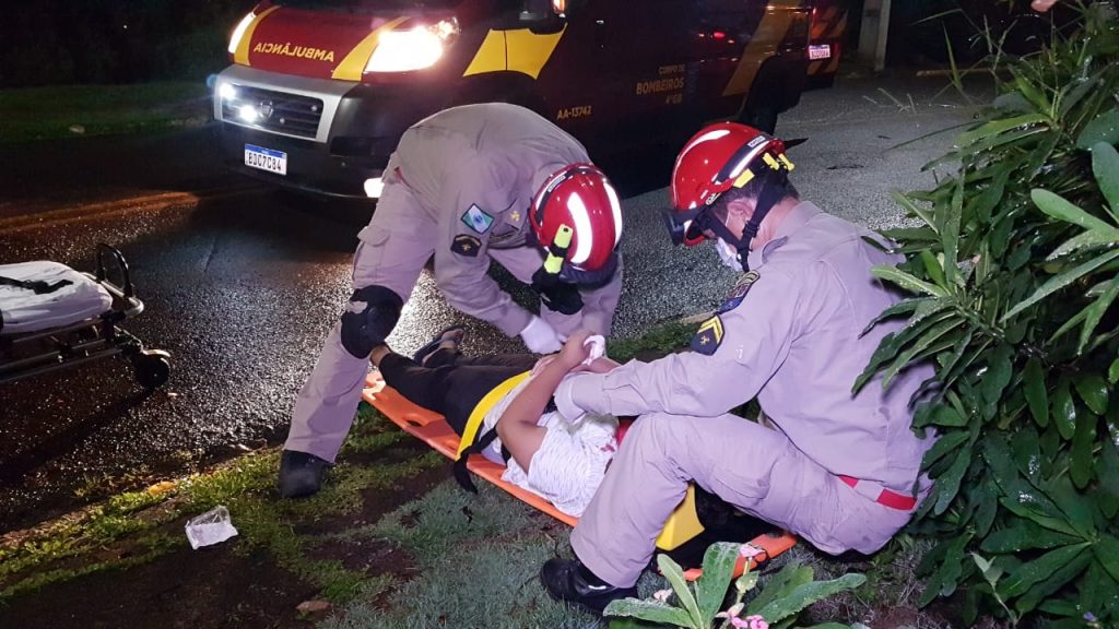 Forte colisão frontal entre carros deixa menino de 13 anos ferido na Rua Jacarezinho, na Região do Lago