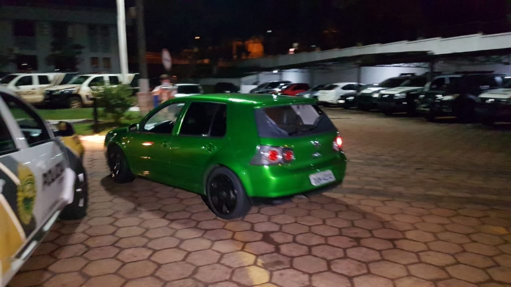 PM detém 9 pessoas e apreende veículo Golf e cerca de 15 kg de maconha no Santa Felicidade