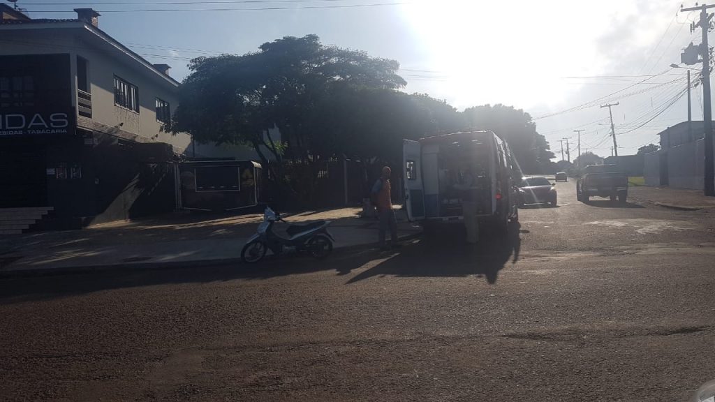 Mulher cai de moto e é socorrida pelo Siate no Bairro Brasília Mulher cai de moto e é socorrida pelo Siate no Bairro Brasília