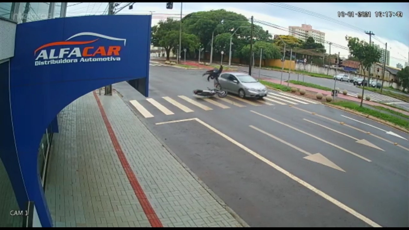 Vídeo mostra motociclista ‘voando’ após colisão com carro na Avenida Barão do Rio Branco Imagem referente a Vídeo mostra motociclista ‘voando’ após colisão com carro na Avenida Barão do Rio Branco