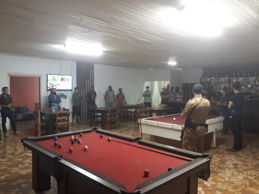 Operação da PM aborda 110 estabelecimentos comerciais, fecha seis e apreende duas armas de fogo