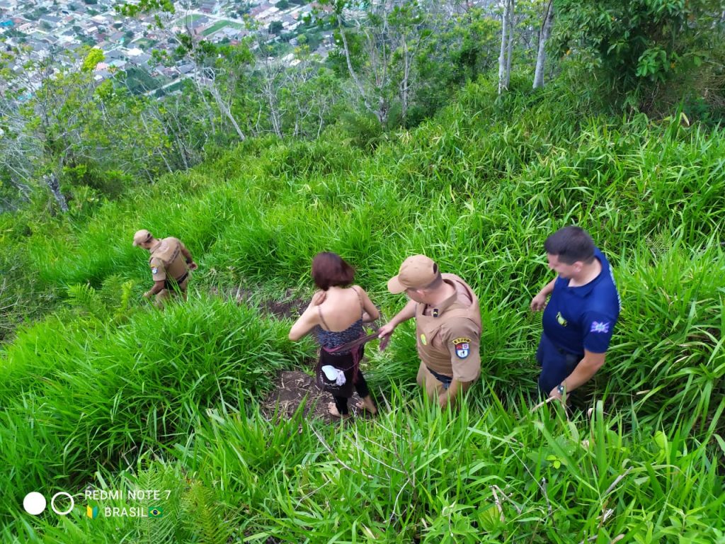 PM resgata colombiana que tentou suicídio no morro do Escalvado, em Matinhos