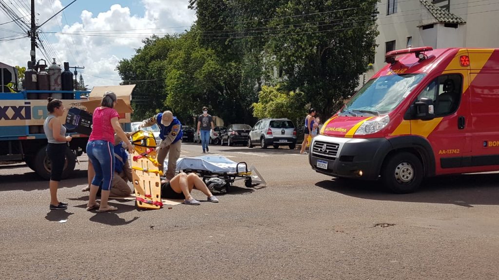 Mulher de 49 anos fica ferida em acidente entre carro e moto, na esquina das ruas Pio XII e Belo Horizonte