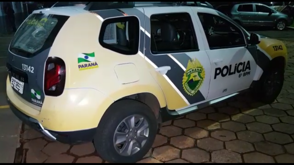Motorista colide com veículo estacionado e é contido por populares; PM foi acionada