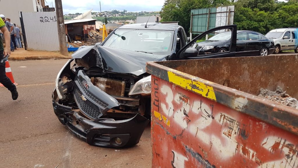 Carros colidem e Montana só para ao bater em caçamba, na região do Country