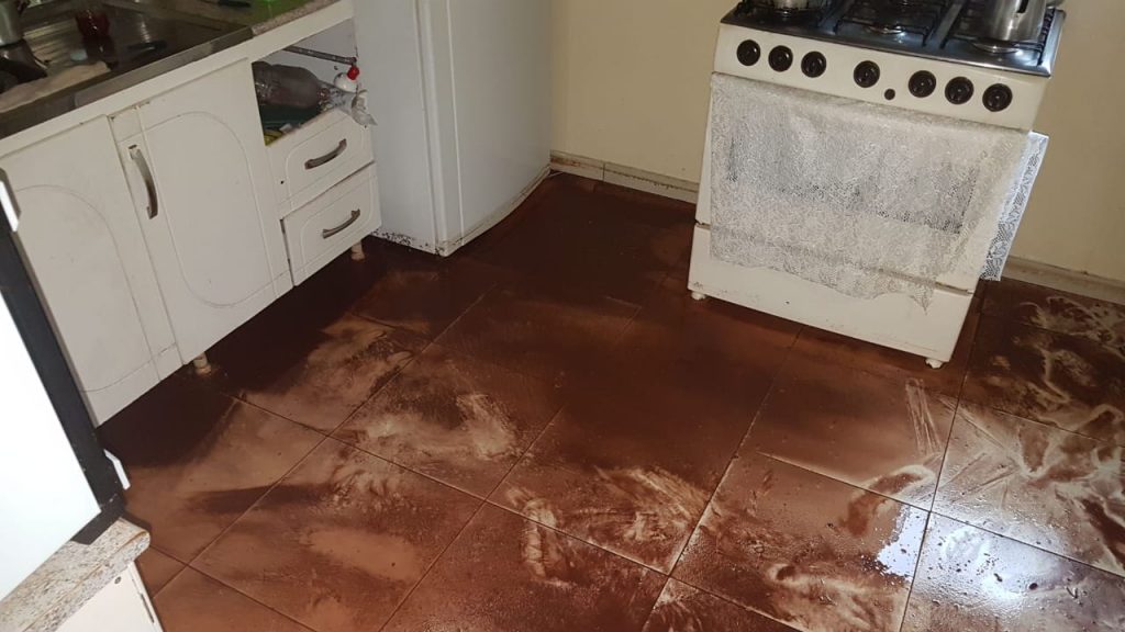 Alagamentos em casas são registrados no Cascavel Velho; moradores relacionam caso às obras feitas na Rua Itália