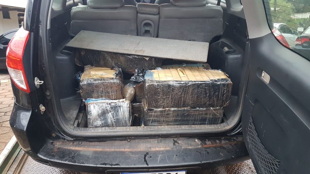 Carga de maconha e skunk e Toyota RAV-4 apreendidos pela PRF são levados à 15ª SDP