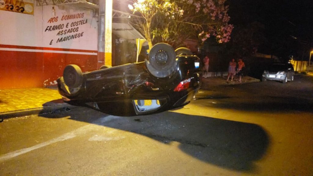 Veículo tomba após colisão no Lar Paraná, em Campo Mourão
