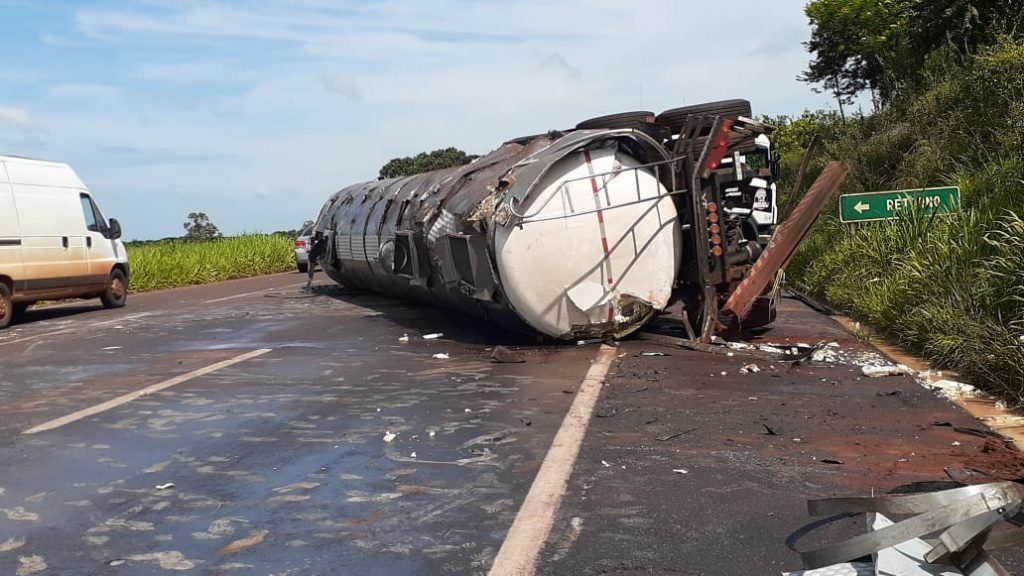Carreta tomba na rodovia BR-467 em Cascavel