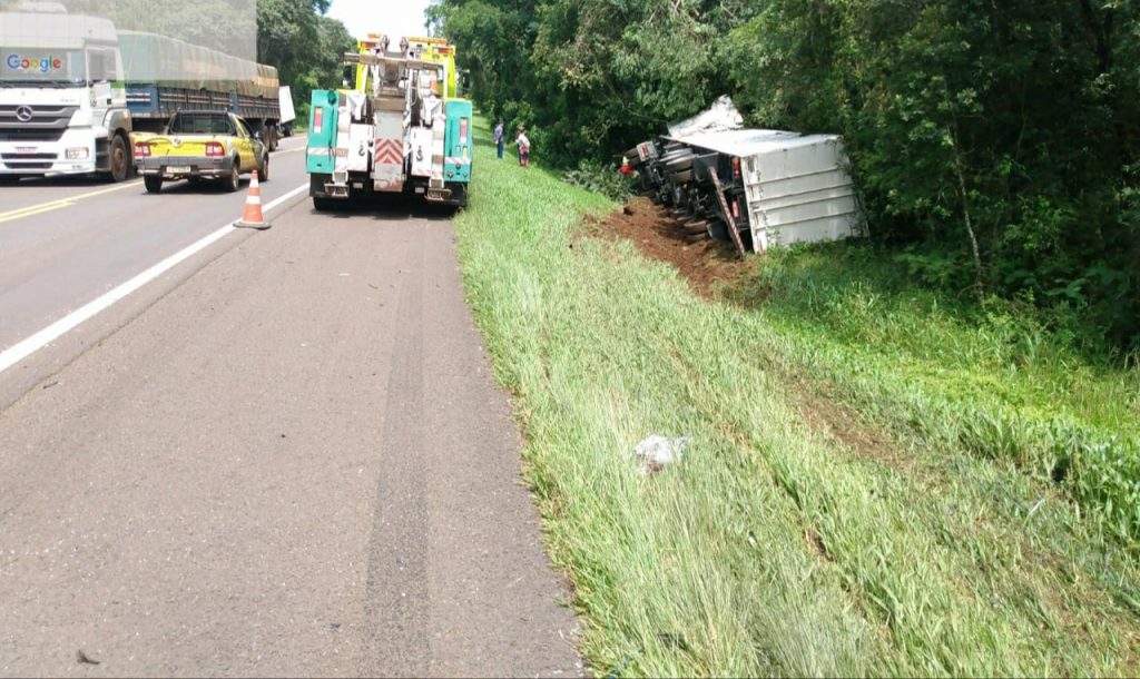 Caminhão tomba após grave acidente em Laranjeiras do Sul