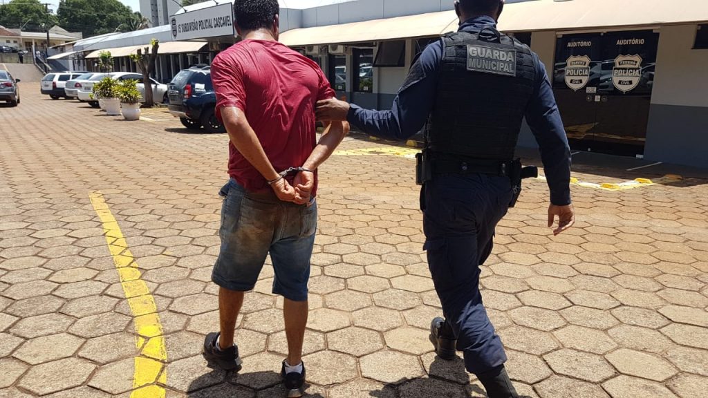 Homem em surto invade residência no Jardim Colmeia, quebra objetos e acaba detido pela GM