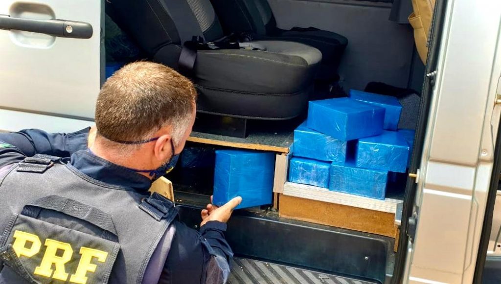 PRF apreende 180 celulares em descaminho em um fundo falso de micro–ônibus