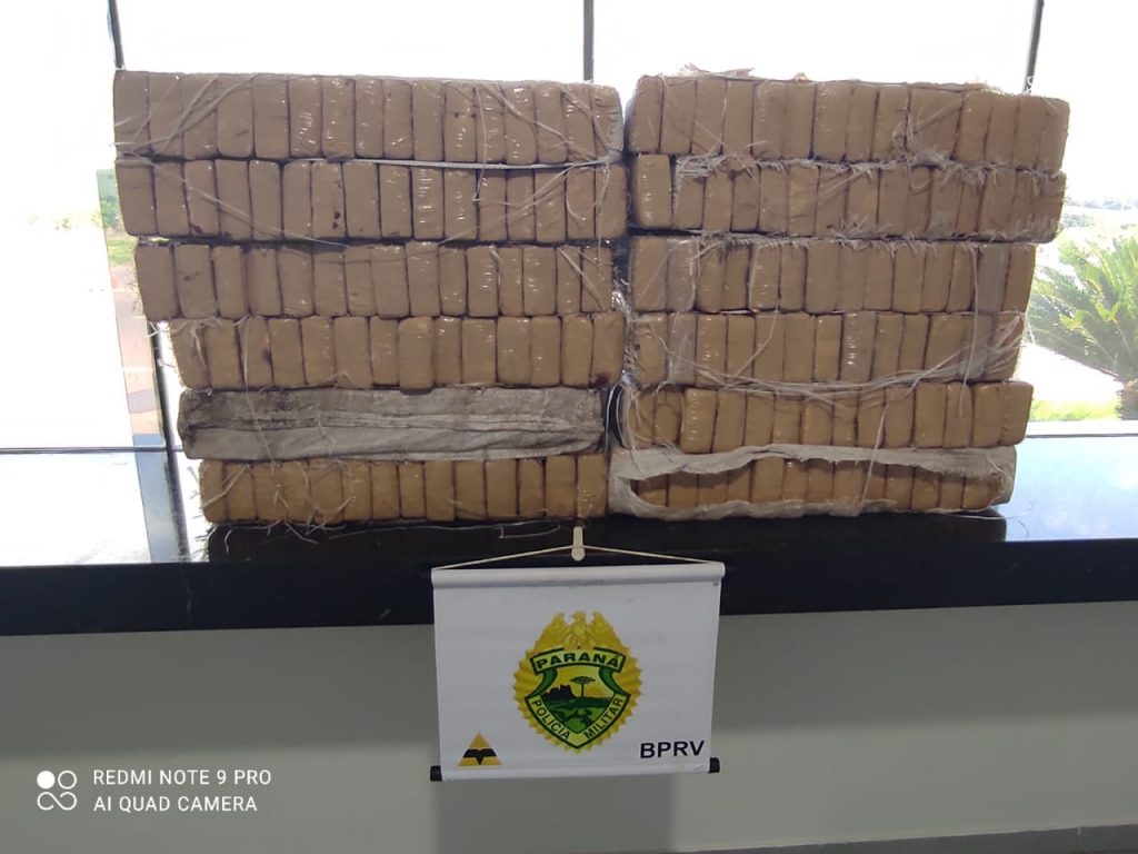 Em fuga da PRE, motorista capota carro na PR-323; ele transportava 153 kg de maconha