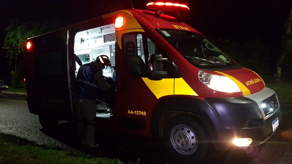 Motociclista fere o ombro ao sofrer queda na Rua Jacarezinho, na Região do Lago; Siate prestou atendimento