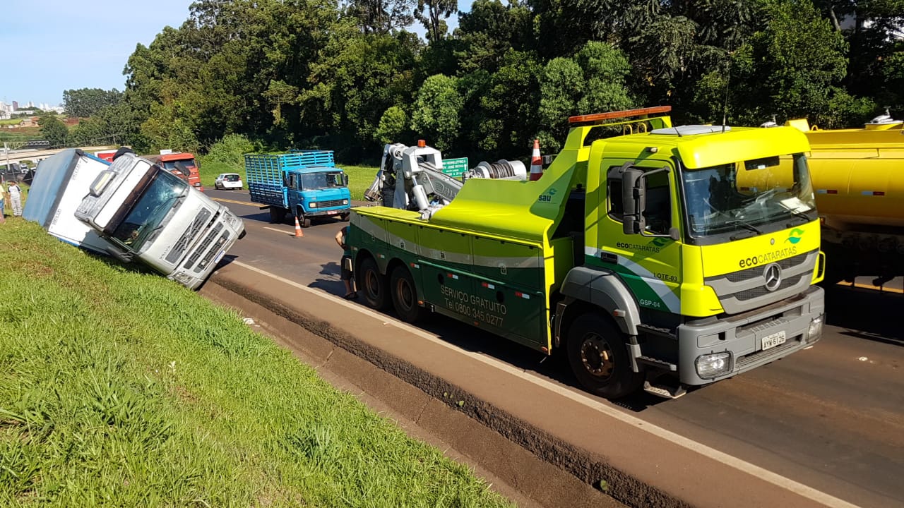 Ação preventiva é realizada no local onde uma carreta está tombada na BR-277, perto do Trevo Cataratas Imagem referente a Ação preventiva é realizada no local onde uma carreta está tombada na BR-277, perto do Trevo Cataratas