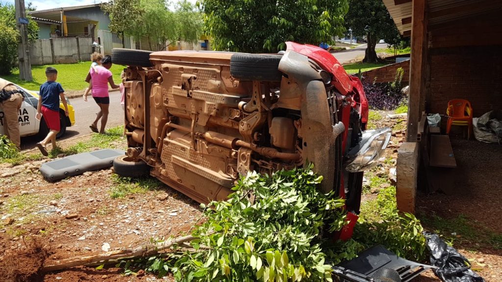 Veículo Fox tomba em acidente de trânsito no Bairro Santa Felicidade; motociclista sofreu fratura na perna