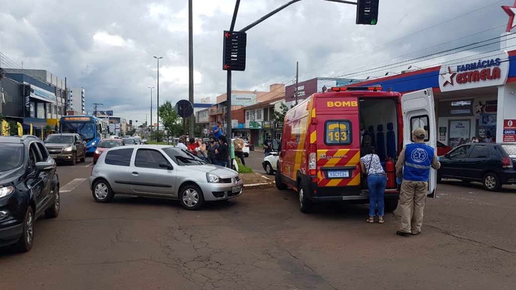 Duas crianças ficam feridas em acidente entre Fiesta e Clio, na Avenida Carlos Gomes
