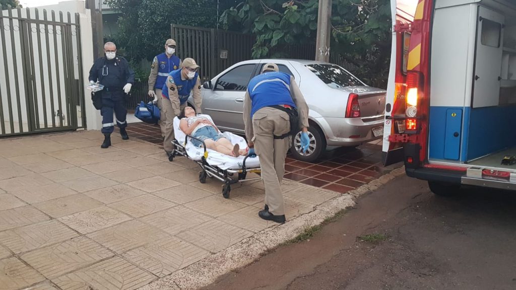 Idosa de 71 anos é socorrida pelo Siate após sofrer queda em casa na Rua Hyeda Baggio Mayer, na Vila Tolentino