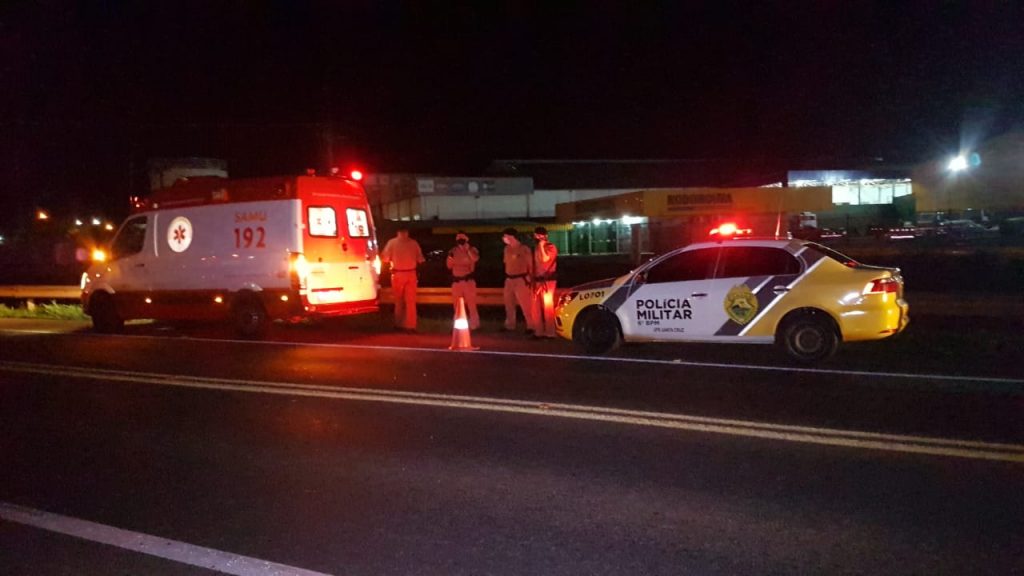 Homem é socorrido pelo Samu e PM no viaduto da BR-277, no Trevo do Guarujá