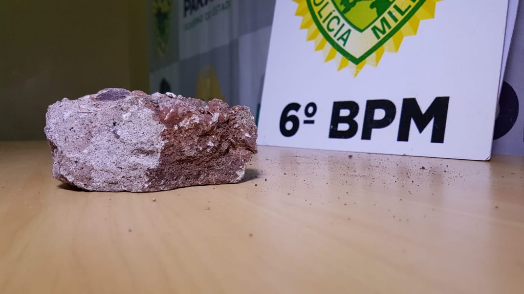 Homem arremessa pedra contra vidro de viatura da PM e acaba preso