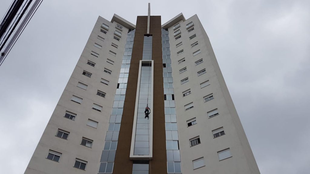 Trabalhador fica pendurado em prédio enquanto realizava serviço externo
