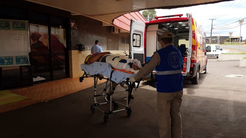 Homem sofre queda de quatro metros de altura, tem lesões graves e é socorrido pelo Corpo de Bombeiros