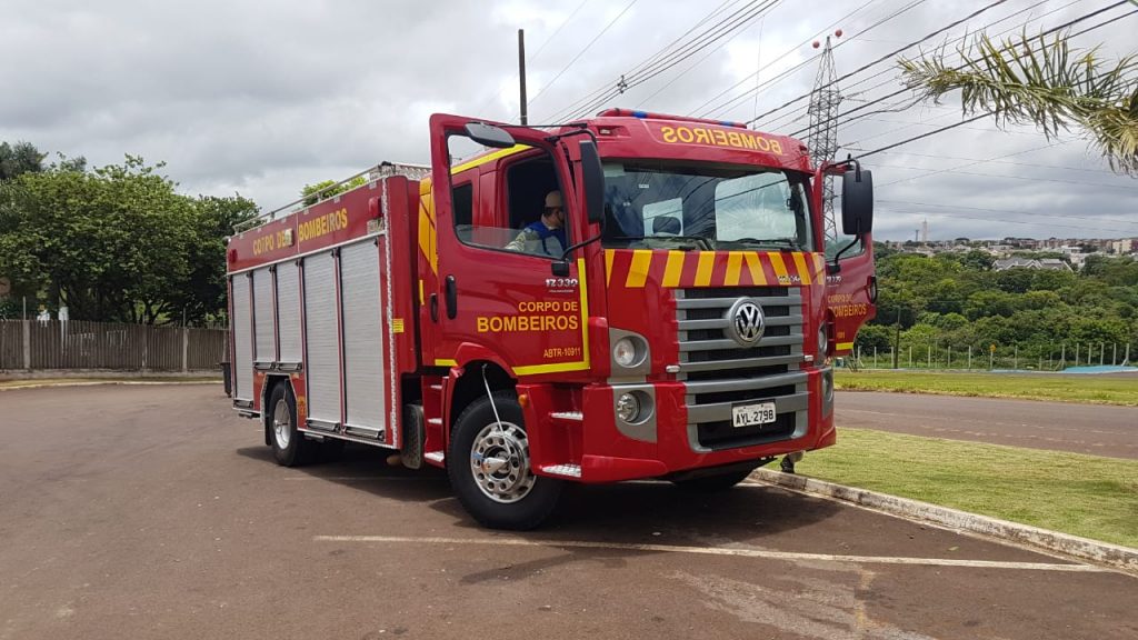 Bombeiros são mobilizados para combater incêndio às margens da BR-277, em Cascavel