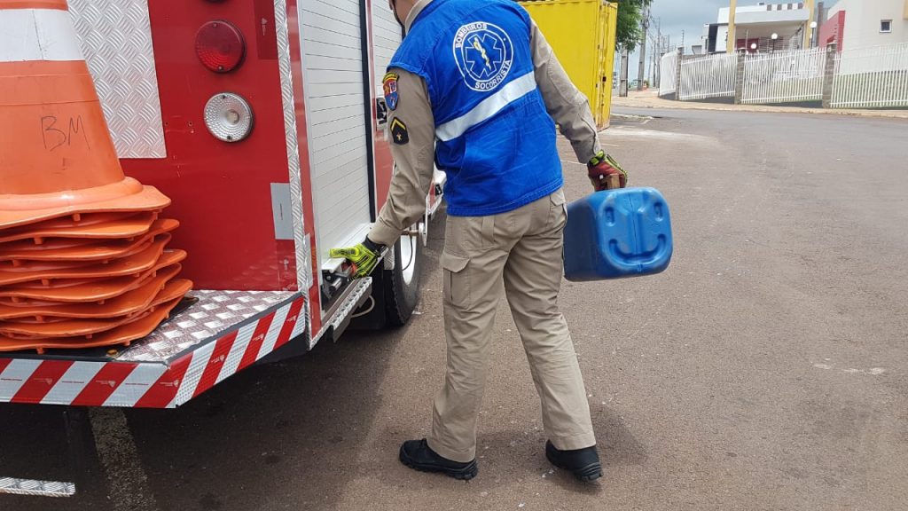 Cobra cascavel é encontrada e capturada pelo Corpo de Bombeiros dentro de condomínio