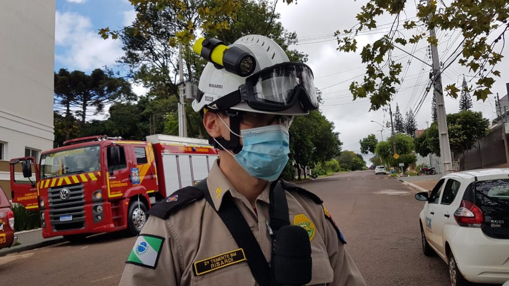 Bombeiro fala sobre resgate de trabalhador que ficou pendurado em prédio enquanto realizava serviço externo