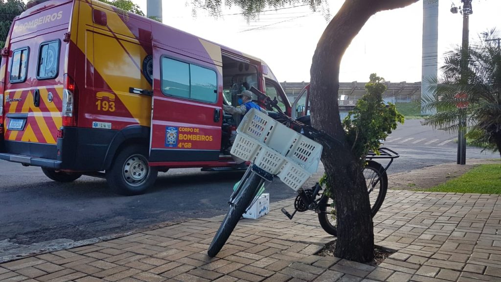 Siate atende ciclista que sofreu queda após passar mal na Rua Caigangues, no Santo Onofre