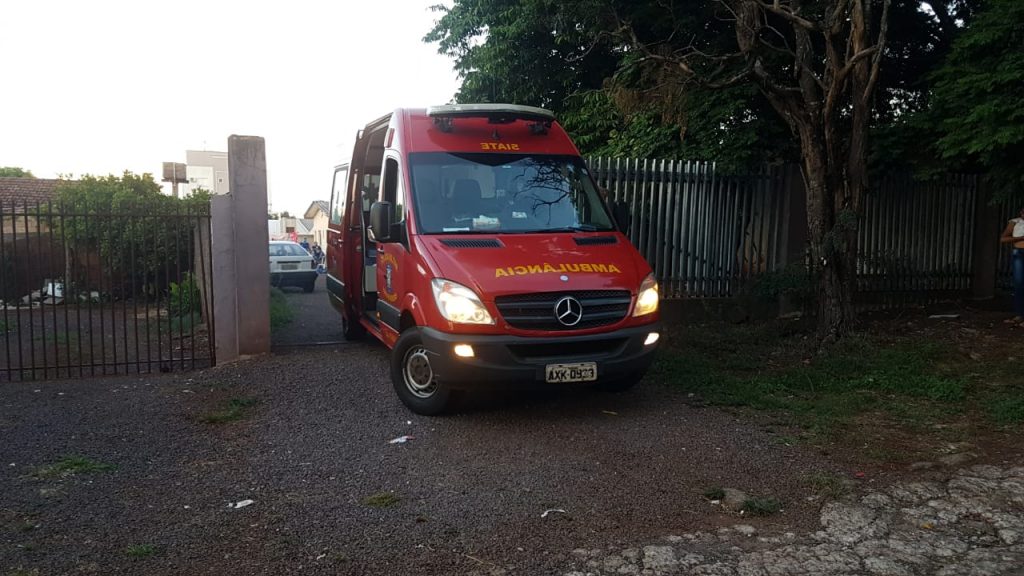 Adolescente de 17 anos sofre laceração na perna em acidente com bicicleta na Rua Carijós, no Bairro Santa Cruz