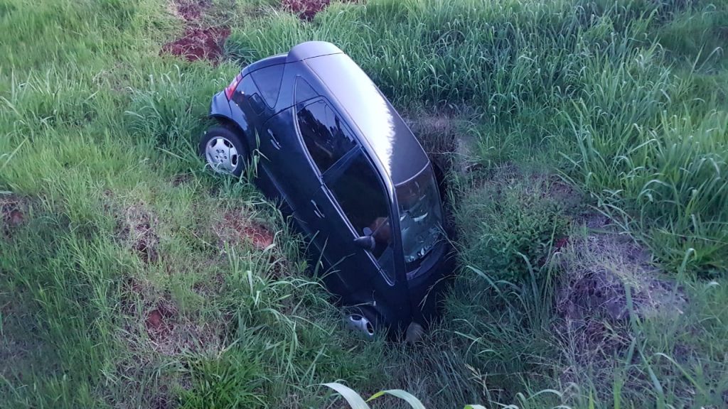 Mercedes cai em barranco após acidente de trânsito na BR-277