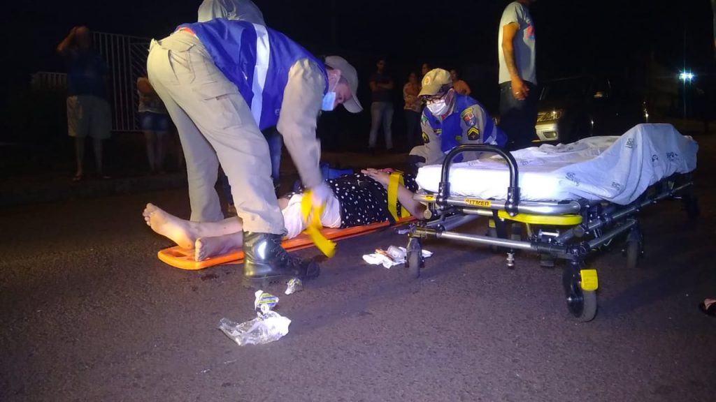 Adolescente fica ferida ao subir no guidão de bicicleta e bater contra caminhão no Bairro Floresta