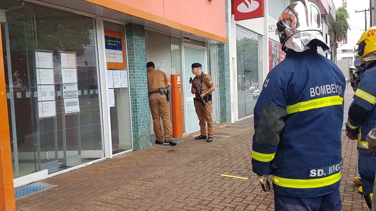 Porta que dá acesso a interior da Agência do Itaú, na Av. Brasil, é arrombada e sistema de alarme é acionado Imagem referente a Porta que dá acesso a interior da Agência do Itaú, na Av. Brasil, é arrombada e sistema de alarme é acionado