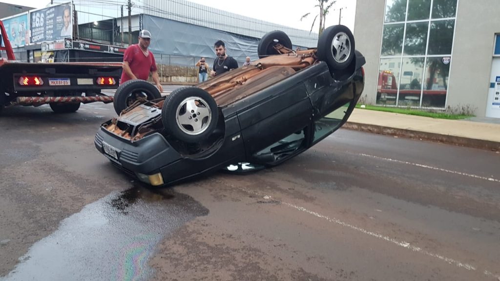Fiat Uno capota na Rua Presidente Kennedy após colisão