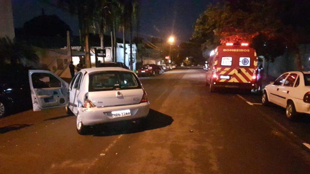 Três carros se envolvem em colisão de trânsito na Rua Minas Gerais