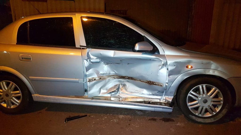 Uno e Astra colidem em cruzamento no Bairro Santa Cruz