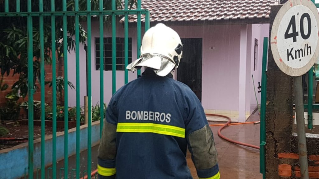 Bombeiros combatem princípio de incêndio em residência no Sanga Funda